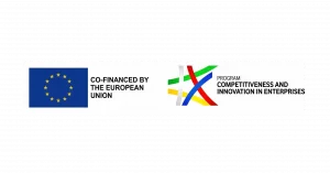 Ein einzelnes, horizontales weißes Feld vor hellgrauem Hintergrund kombiniert Elemente der anderen Banner. Ganz links befindet sich die EU-Flagge und der Text: (Kofinanziert von der Europäischen Union). Rechts daneben ist das abstrakte, farbige Schleifenlogo und der Text: (Programm: Wettbewerbsfähigkeit und Innovationen in Unternehmen) zu sehen.