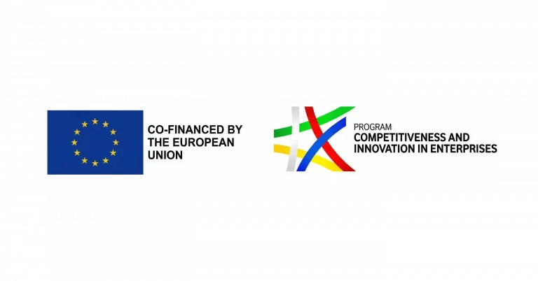 Ein einzelnes, horizontales weißes Feld vor hellgrauem Hintergrund kombiniert Elemente der anderen Banner. Ganz links befindet sich die EU-Flagge und der Text: (Kofinanziert von der Europäischen Union). Rechts daneben ist das abstrakte, farbige Schleifenlogo und der Text: (Programm: Wettbewerbsfähigkeit und Innovationen in Unternehmen) zu sehen.